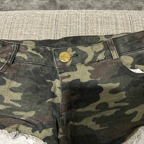 Y2K Camouflage short shorts fit like XS or XXS - Picture 5 of 5